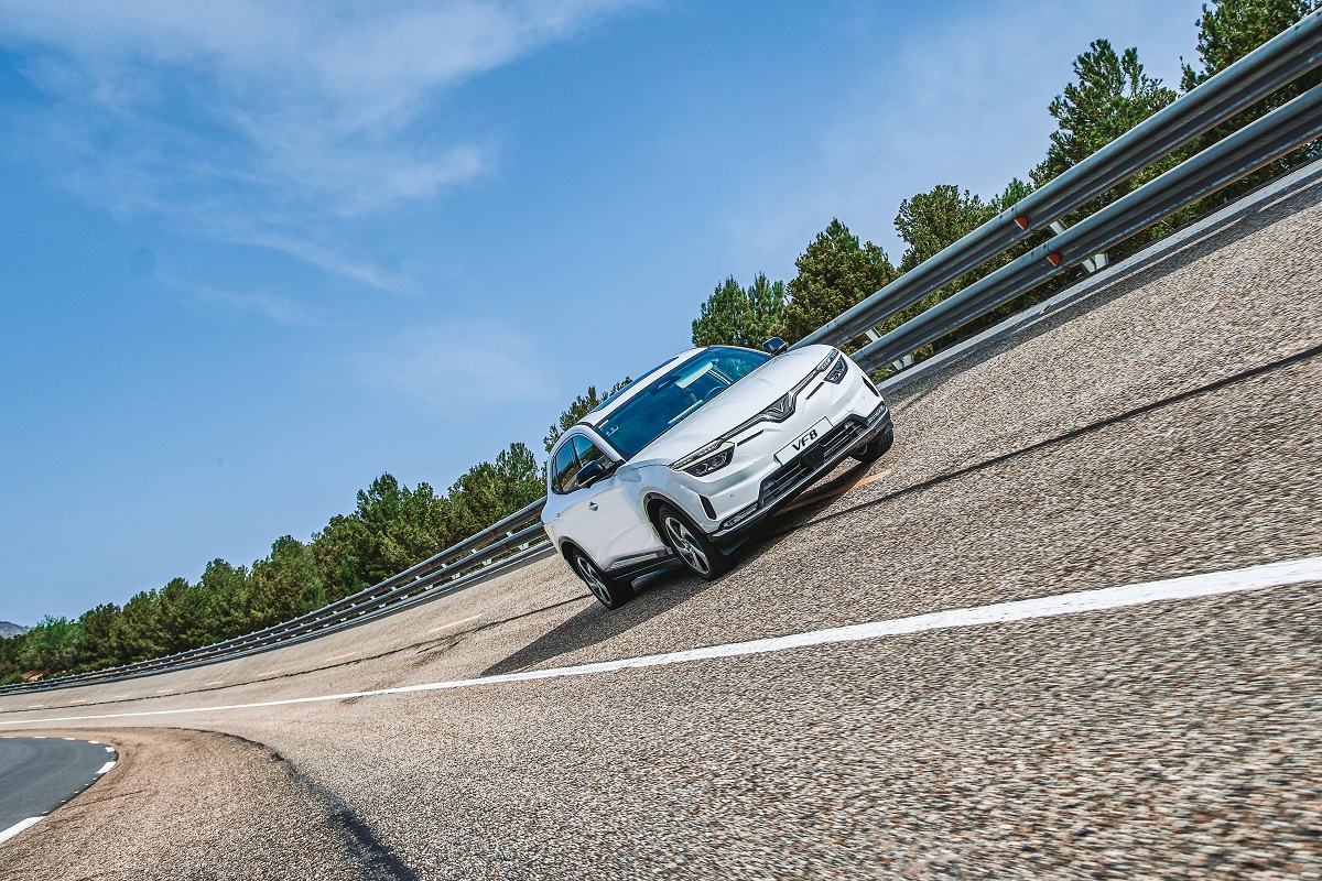 Kh&aacute;ch h&agrave;ng cũng sẽ được thử tay l&aacute;i với mẫu xe &ocirc; t&ocirc; điện th&ocirc;ng minh đầu ti&ecirc;n của Việt Nam - VinFast VF e34..