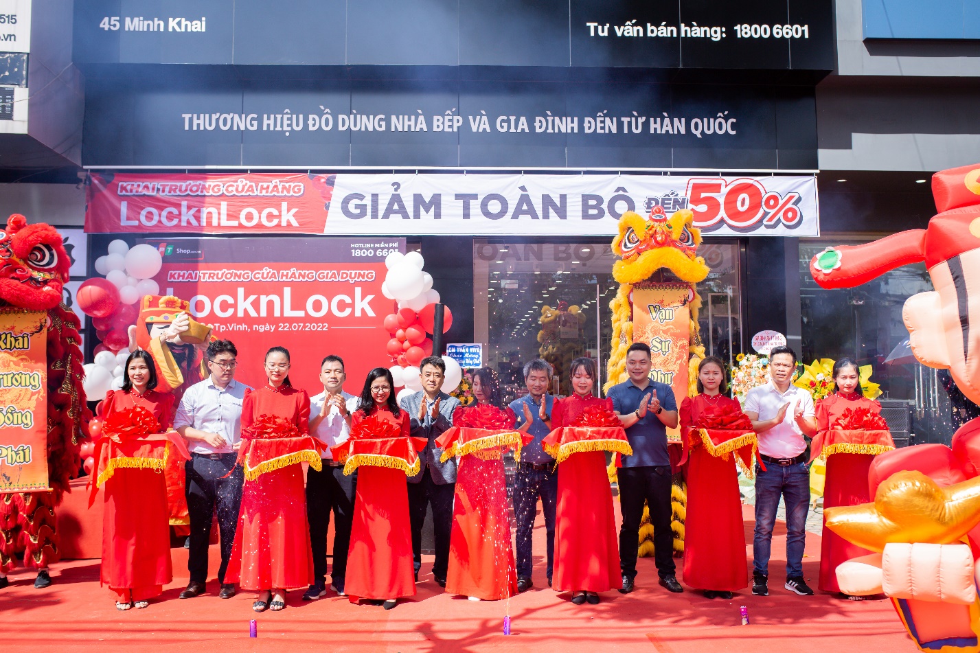 Đại diện FPT Retail và LocknLock cắt băng khai trương.