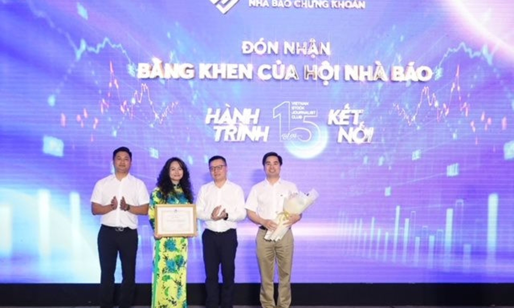 Ông Lê Quốc Minh trao Bằng khen của Chủ tịch Hội Nhà báo Việt Nam cho đại diện Câu lạc bộ Nhà báo chứng khoán.