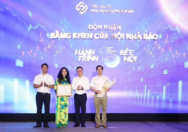 Ông Lê Quốc Minh trao Bằng khen của Chủ tịch Hội Nhà báo Việt Nam cho đại diện Câu lạc bộ Nhà báo chứng khoán.