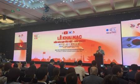 Đại sứ Nguyễn Phú Bình, Chủ tịch Hội Liên lạc với người Việt Nam ở nước Ngoài (ALOV) phát biểu khai mạc Diễn đàn VIKO30 sáng 22/7.