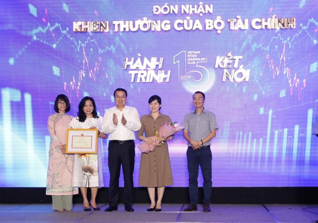 &Ocirc;ng Nguyễn Đức Chi, Thứ trưởng Bộ T&agrave;i ch&iacute;nh, trao Bằng khen của Bộ trưởng Bộ T&agrave;i ch&iacute;nh cho C&acirc;u lạc bộ Nh&agrave; b&aacute;o Chứng kho&aacute;n.