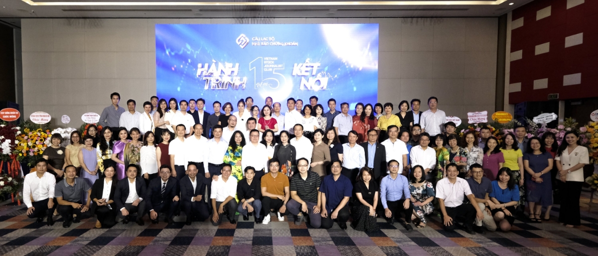 L&atilde;nh đạo Hội Nh&agrave; b&aacute;o, Bộ T&agrave;i ch&iacute;nh, Ng&acirc;n h&agrave;ng Nh&agrave; nước, Ủy ban Chứng kho&aacute;n Nh&agrave; nước, c&aacute;c Sở Giao dịch chứng kho&aacute;n, Trung t&acirc;m lưu k&yacute; chứng kho&aacute;n v&agrave; c&aacute;c th&agrave;nh vi&ecirc;n thị trường chụp h&igrave;nh lưu niệm c&ugrave;ng c&aacute;c th&agrave;nh vi&ecirc;n C&acirc;u lạc bộ Nh&agrave; b&aacute;o chứng kho&aacute;n tại Lễ kỷ niệm 15 năm hoạt động.