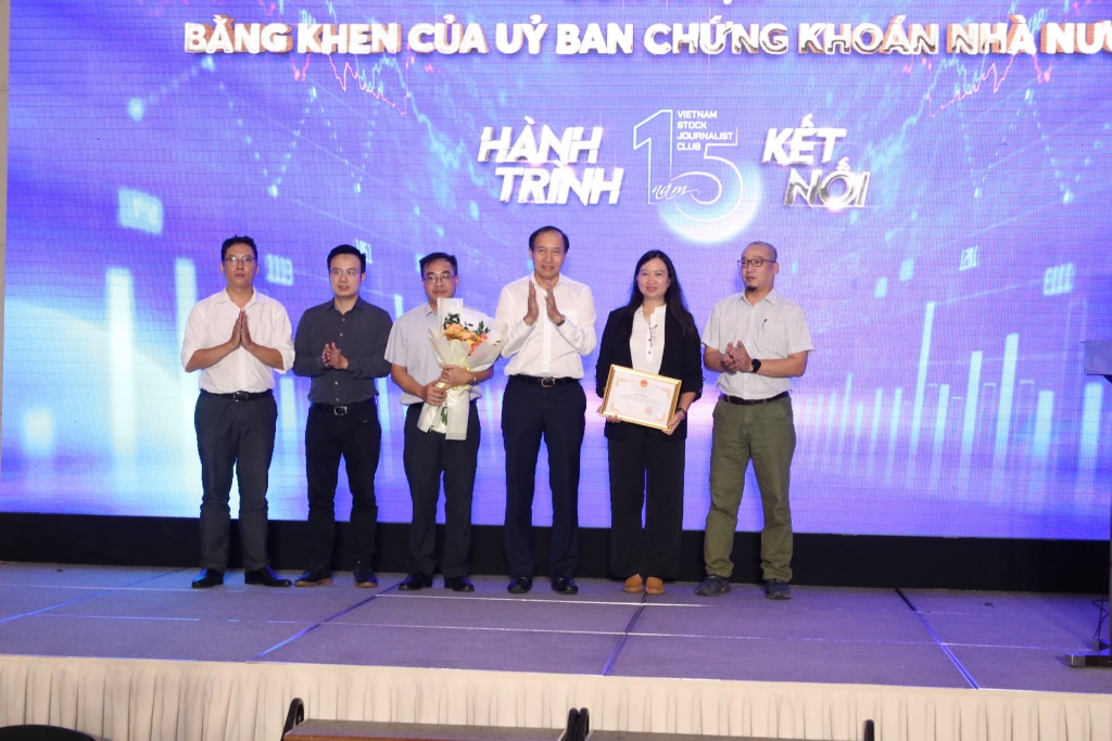 Ông Phạm Hồng Sơn, Phó chủ tịch Ủy ban Chứng khoán Nhà nước trao tặng Giấy khen cho Câu lạc bộ Nhà báo chứng khoán.