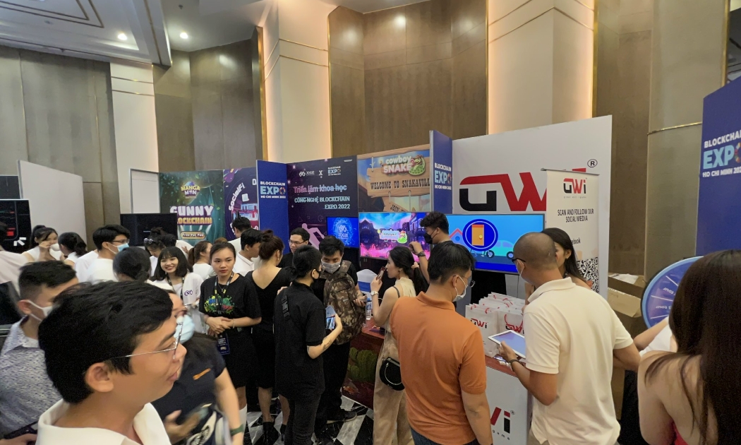 Triển lãm gian hàng công nghệ blockchain, Metaverse, Gamefi,... thu hút nhiều bạn trẻ quan tâm, tìm hiểu và trải nghiệm game.