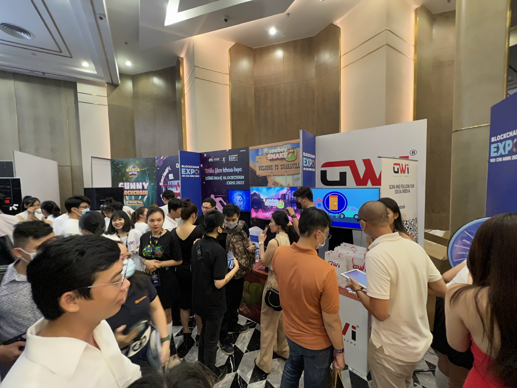 Triển lãm gian hàng công nghệ blockchain, Metaverse, Gamefi,... thu hút nhiều bạn trẻ quan tâm, tìm hiểu và trải nghiệm game.