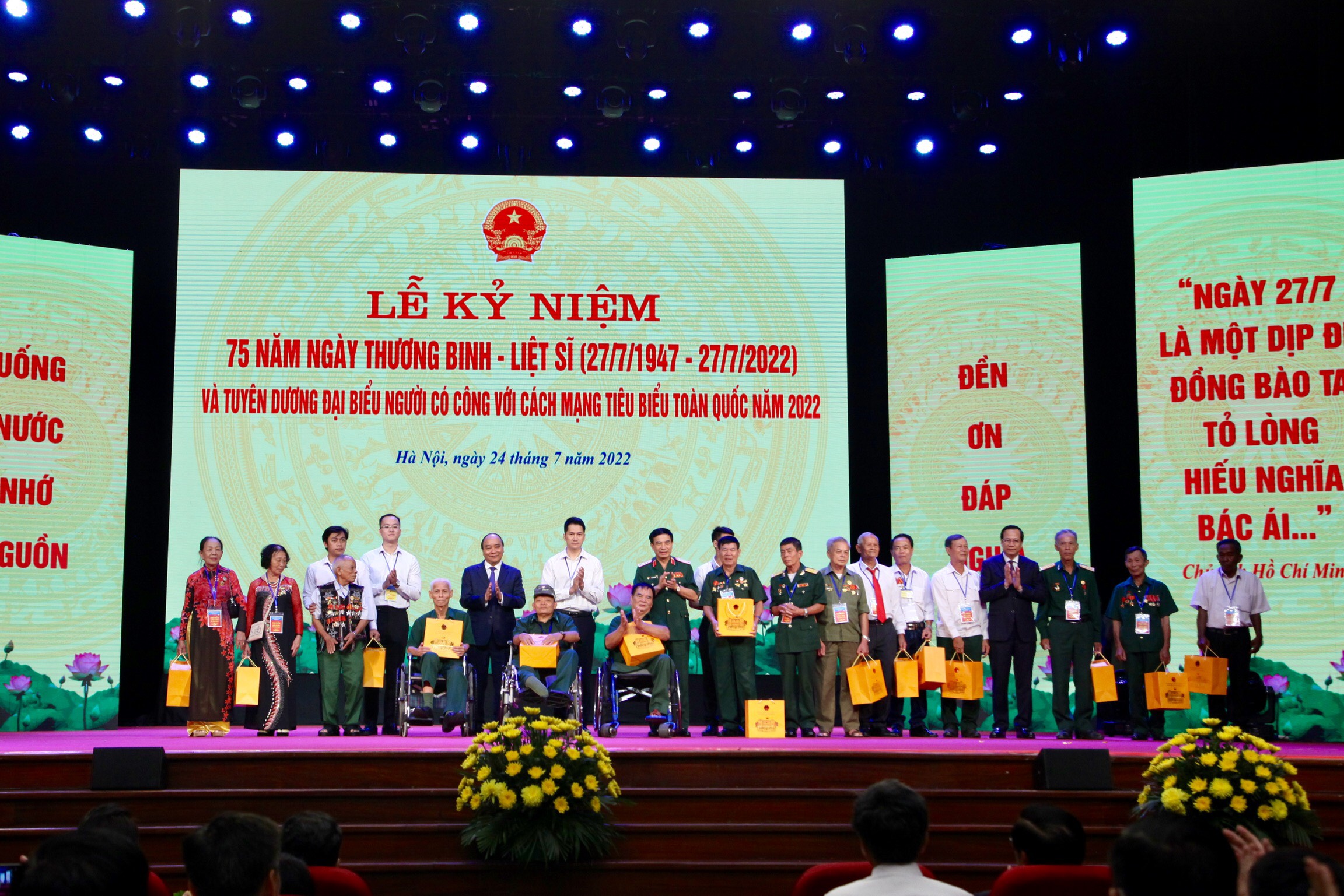 Lãnh đạo Đảng, Nhà nước tặng quà cho đại biểu người có công. Ảnh - Mạnh Dũng. 