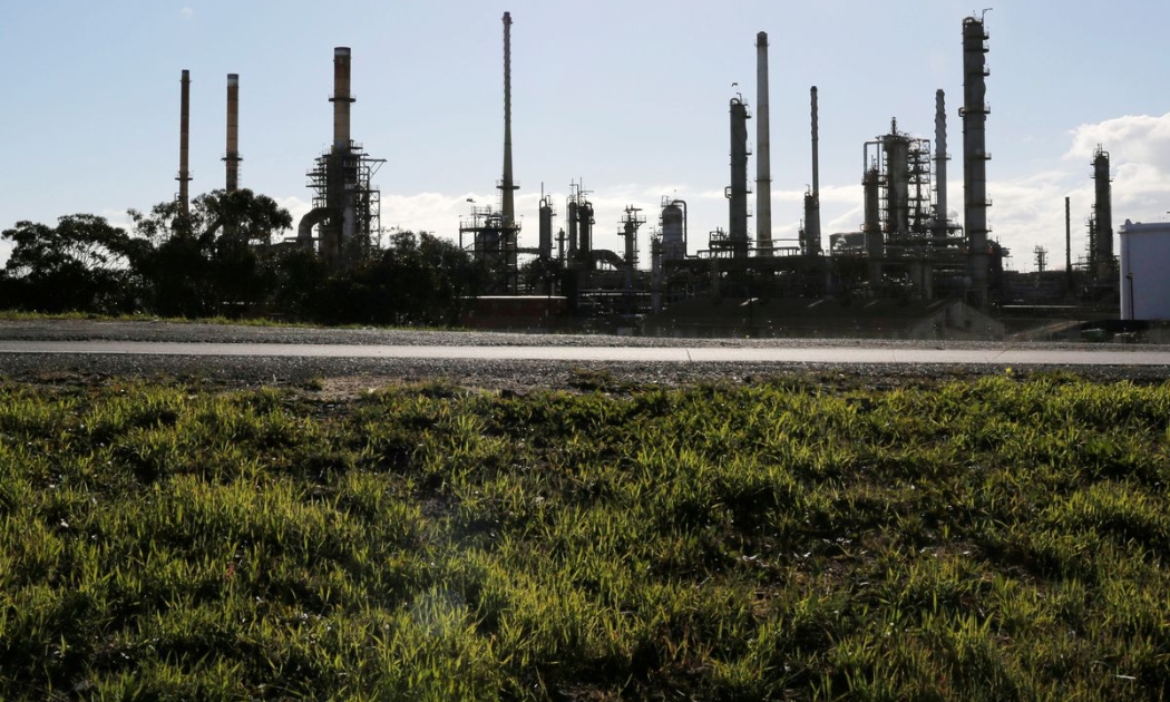 Một nhà máy lọc dầu của Chevron ở Cape Town, Nam Phi, tháng 6/2016 - Ảnh: Reuters.