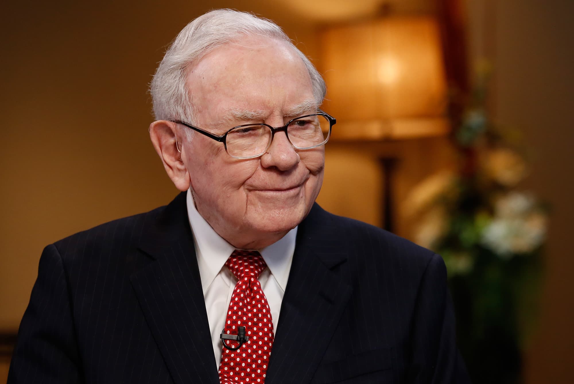 &Ocirc;ng Buffett cho rằng dầu mỏ sẽ sớm bị thay thế bởi một nguồn năng lượng sạch hơn trong 1 thế kỷ tới - Ảnh: Getty Images