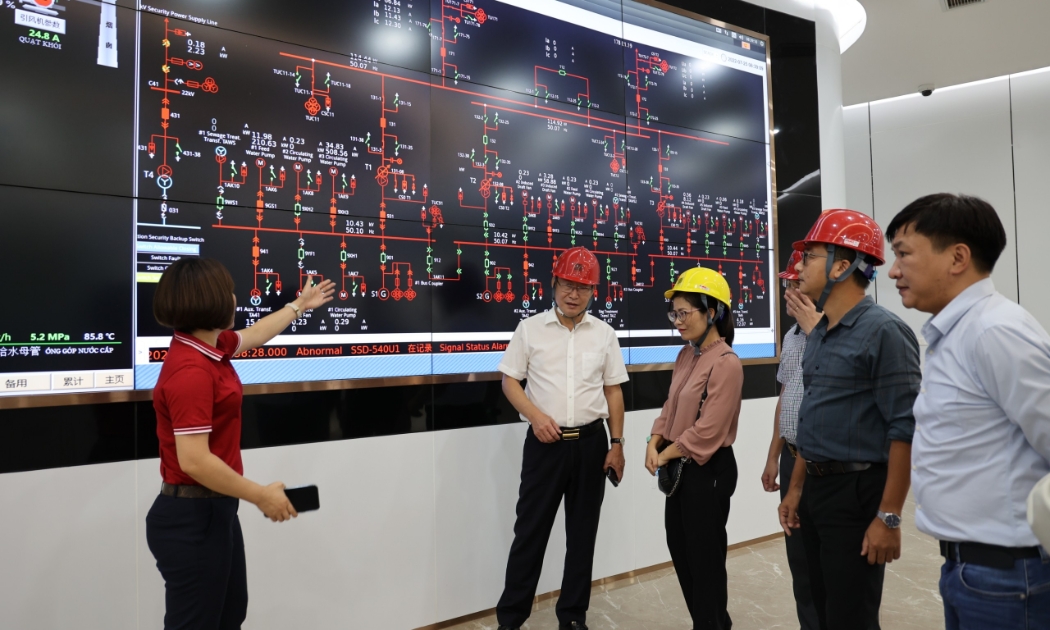 Đại diện nhà máy chia sẻ về quá trình đốt rác, tái tạo năng lượng.