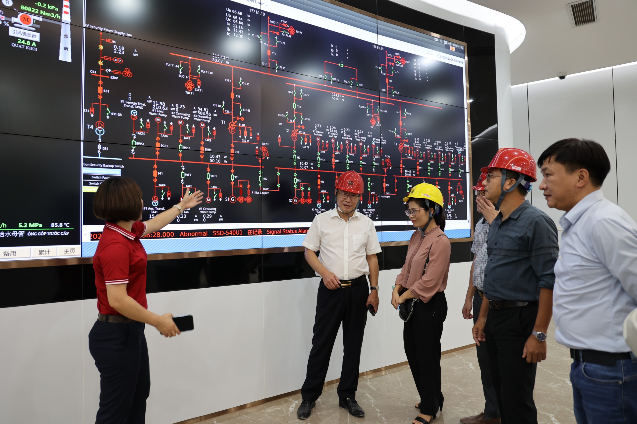 Đại diện nhà máy chia sẻ về quá trình đốt rác, tái tạo năng lượng.