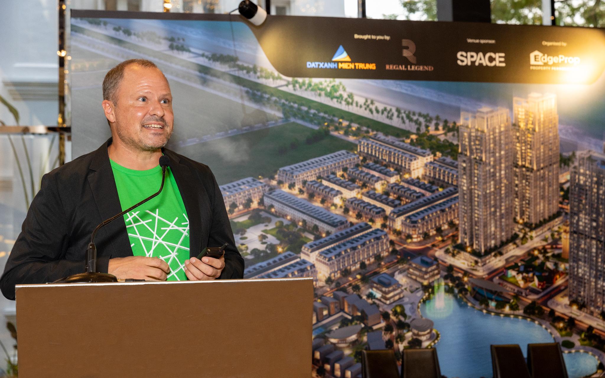 &Ocirc;ng Chris Bosse - Kiến tr&uacute;c sư, co-founder Lava chia sẻ về cảm hứng s&aacute;ng tạo v&agrave; nghệ thuật kiến tr&uacute;c kiến tạo n&ecirc;n dinh thự độc bản tại Regal Legend.