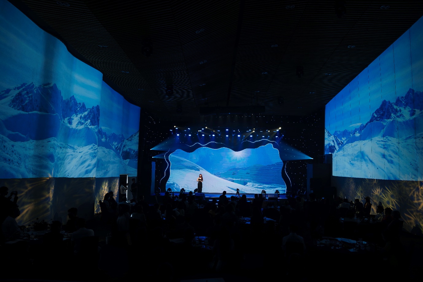 Khung cảnh miệng n&uacute;i tuyết đỉnh Alps h&ugrave;ng tr&aacute;ng được nh&igrave;n từ trực thăng, hay viễn cảnh săn ho&agrave;ng h&ocirc;n tr&ecirc;n sa mạc Sahara&hellip; đ&atilde; dẫn kh&aacute;ch mời đi từ bất ngờn n&agrave;y đến bất ngời kh&aacute;c của g&oacute;i trải nghiệm &ldquo;Chất sống đỉnh cao&rdquo;.