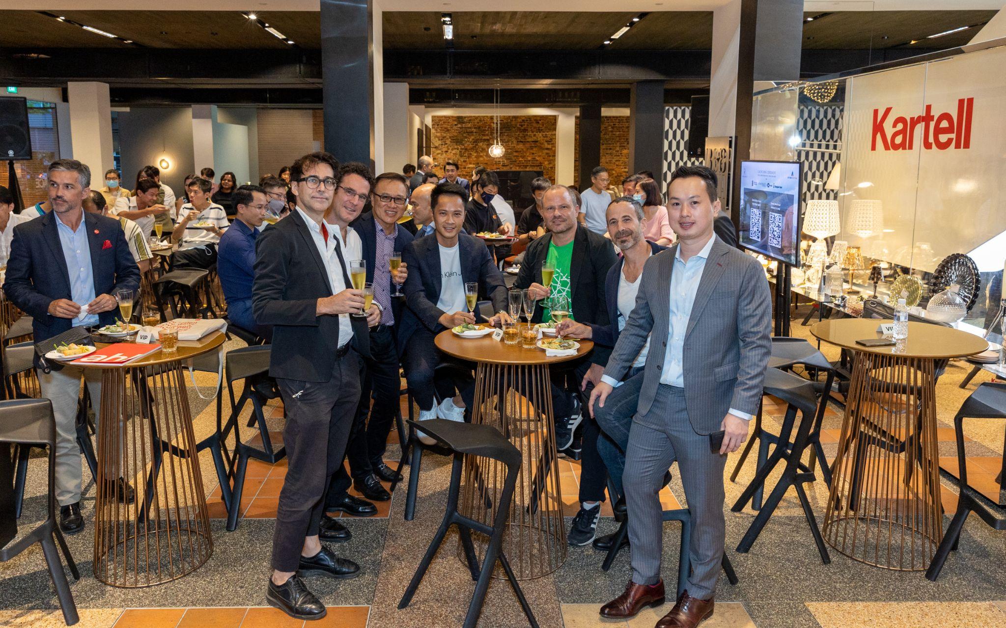 &Ocirc;ng L&ecirc; Trần Hồng Ph&uacute;c - Ph&oacute; Tổng gi&aacute;m đốc T&agrave;i ch&iacute;nh Đất Xanh Miền Trung (phải) c&ugrave;ng c&aacute;c đối t&aacute;c danh tiếng tại sự kiện.