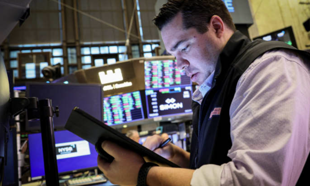 Một nhà giao dịch cổ phiếu trên sàn NYSE ở New York, Mỹ hôm 27/6 - Ảnh: Reuters/CNBC.