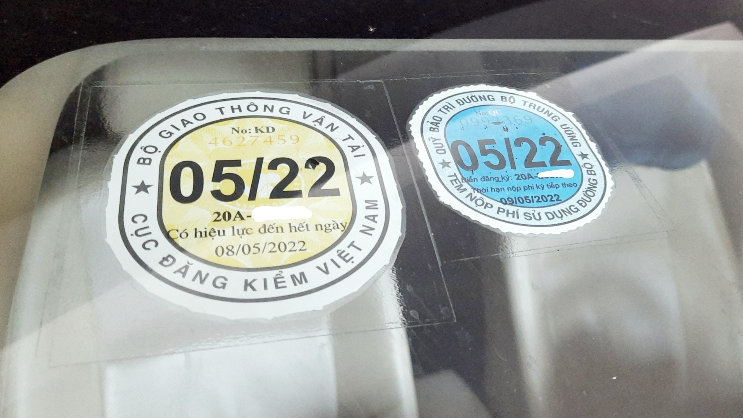 Hình thức thu phí sử dụng đường bộ duy nhất là chủ phương tiện phải đến đơn vị đăng kiểm để nộp tiền và được cấp Tem nộp phí sử dụng đường bộ, gây tốn kém chi phí, thời gian.