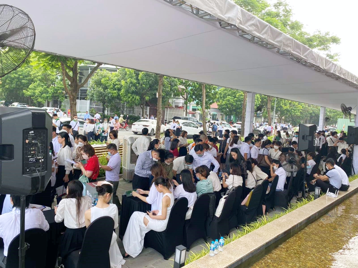 Quang cảnh nhộn nhịp lại lễ giới thiệu dự &aacute;n Hanoi Melody Residences.