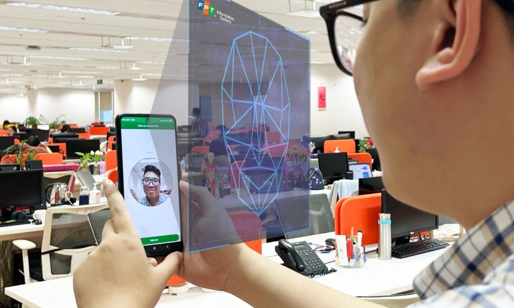 Khách hàng sử dụng tính năng FaceID trên giải pháp eKYC của FPT IS.