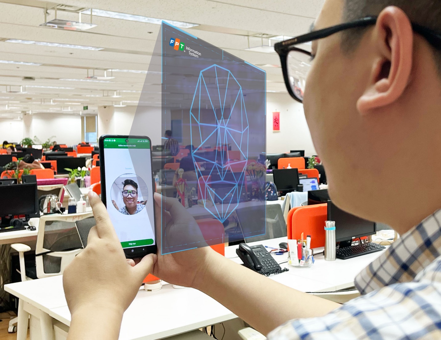Khách hàng sử dụng tính năng FaceID trên giải pháp eKYC của FPT IS.