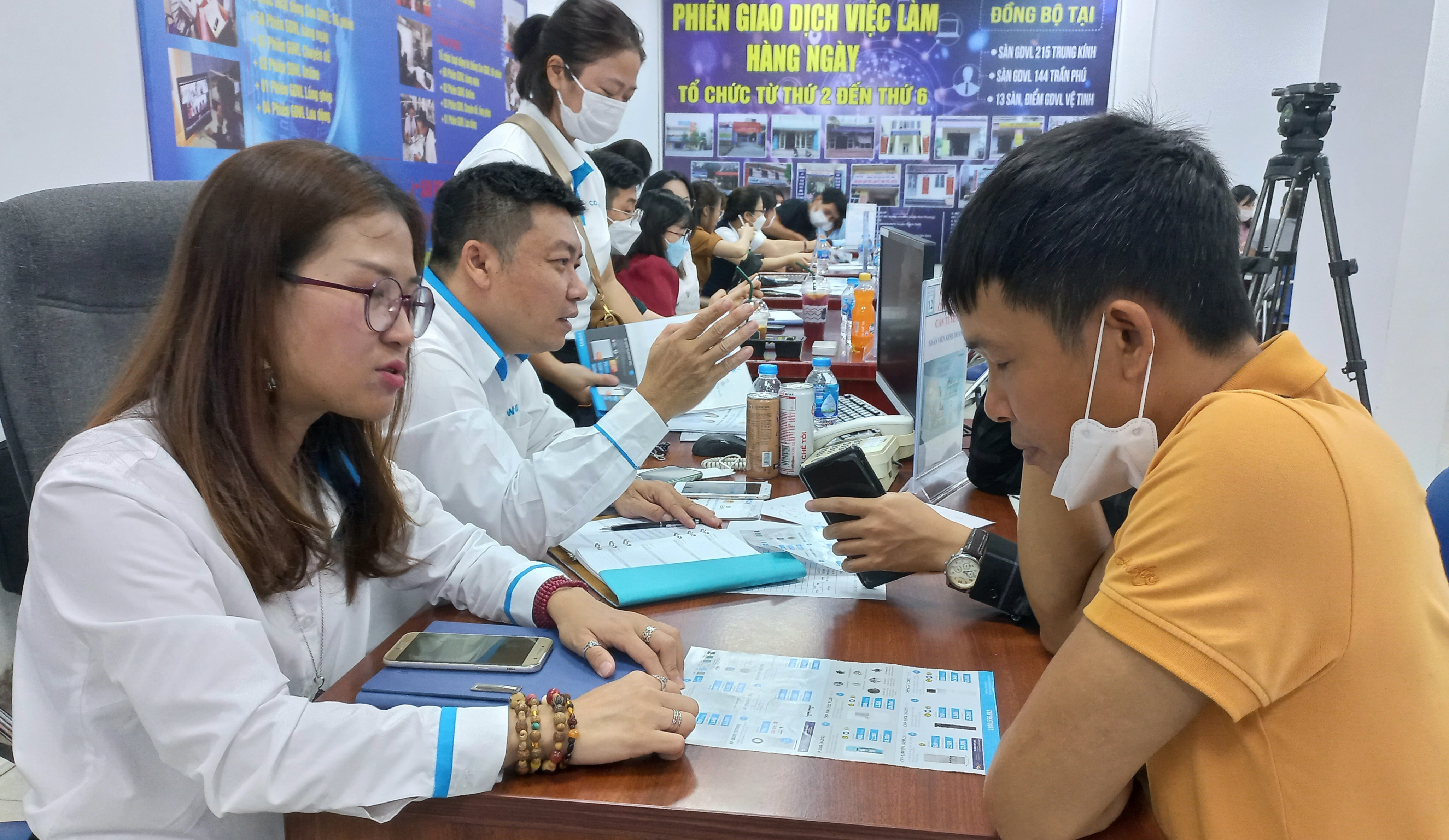 Doanh nghiệp tìm đến các phiên giao dịch việc làm để tuyển lao động. Ảnh - Nhật Dương. 