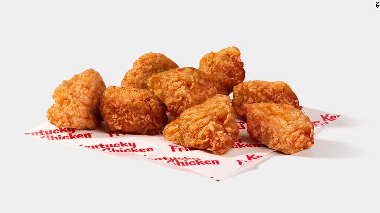 KFC đang thử nghiệm m&oacute;n g&agrave; chi&ecirc;n cốm trong một thời gian giới hạn.