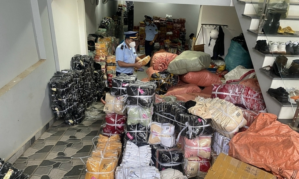 Quản lý thị trường Đắk Lắk kiểm tra, phát hiện cơ sở kinh doanh sản phẩm quần áo online có dấu hiệu vi phạm về nguồn gốc xuất xứ.