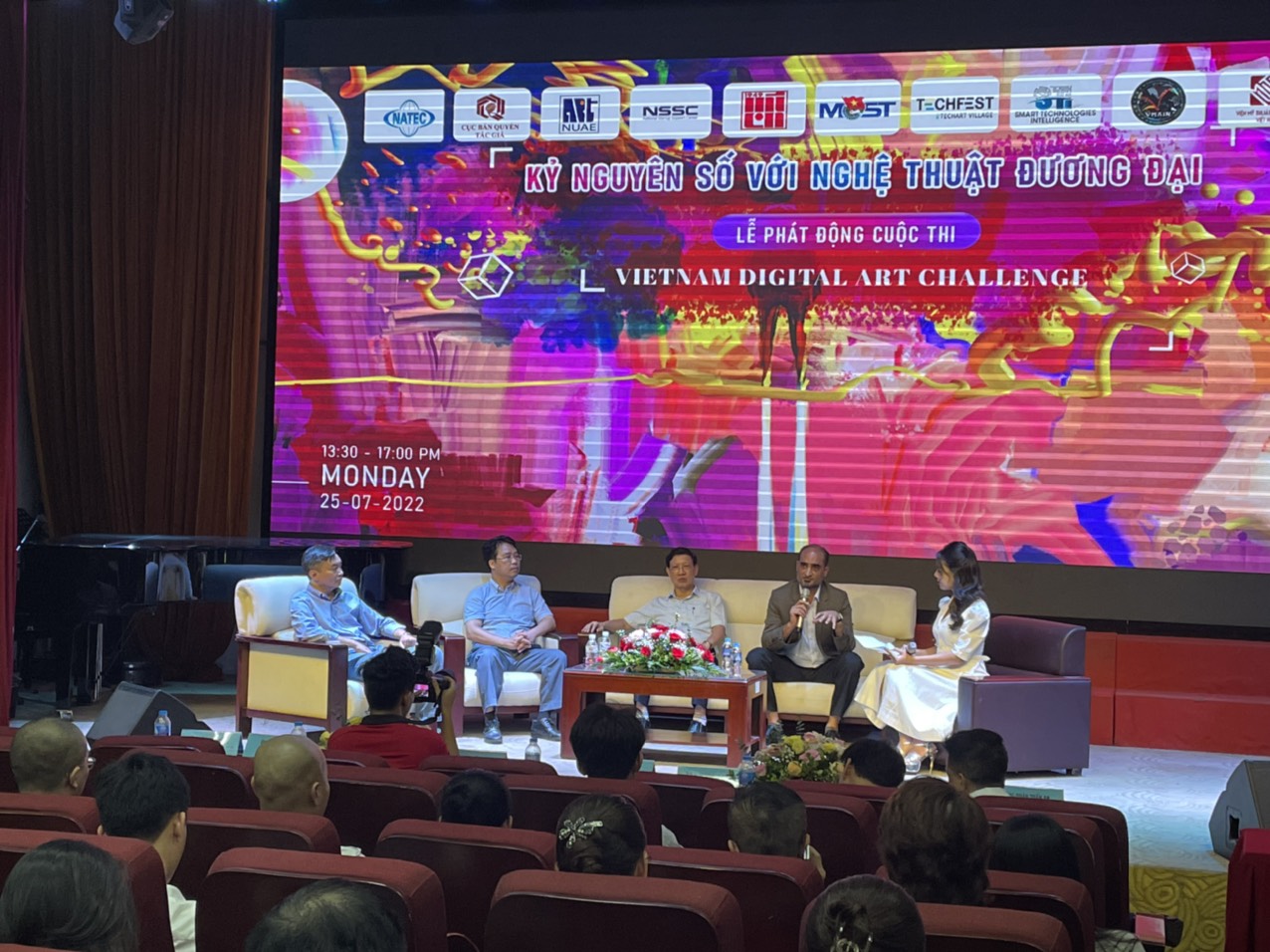 Kết hợp giữa nghệ thuật sáng tạo với công nghệ số hiện đại.