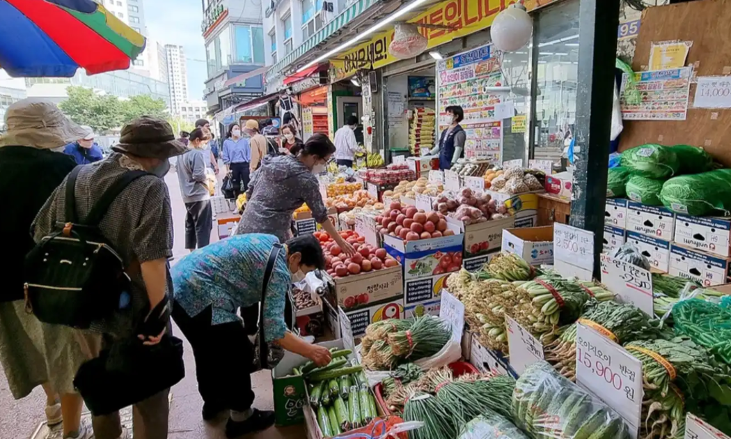 Một siêu thị ở Seoul. Tiêu dùng tư nhân của Hàn Quốc quý 2 tăng 3% sau khi Chính phủ nới lỏng các hạn chế phòng dịch Covid-19 - Ảnh: Nikkei Asia