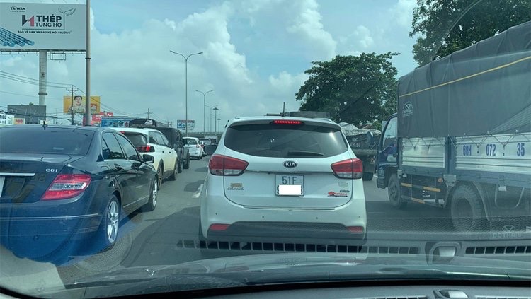 Nhiều phương tiện nối đu&ocirc;i nhau tr&ecirc;n cao tốc TP.HCM - Long Th&agrave;nh - Dầu Gi&acirc;y.