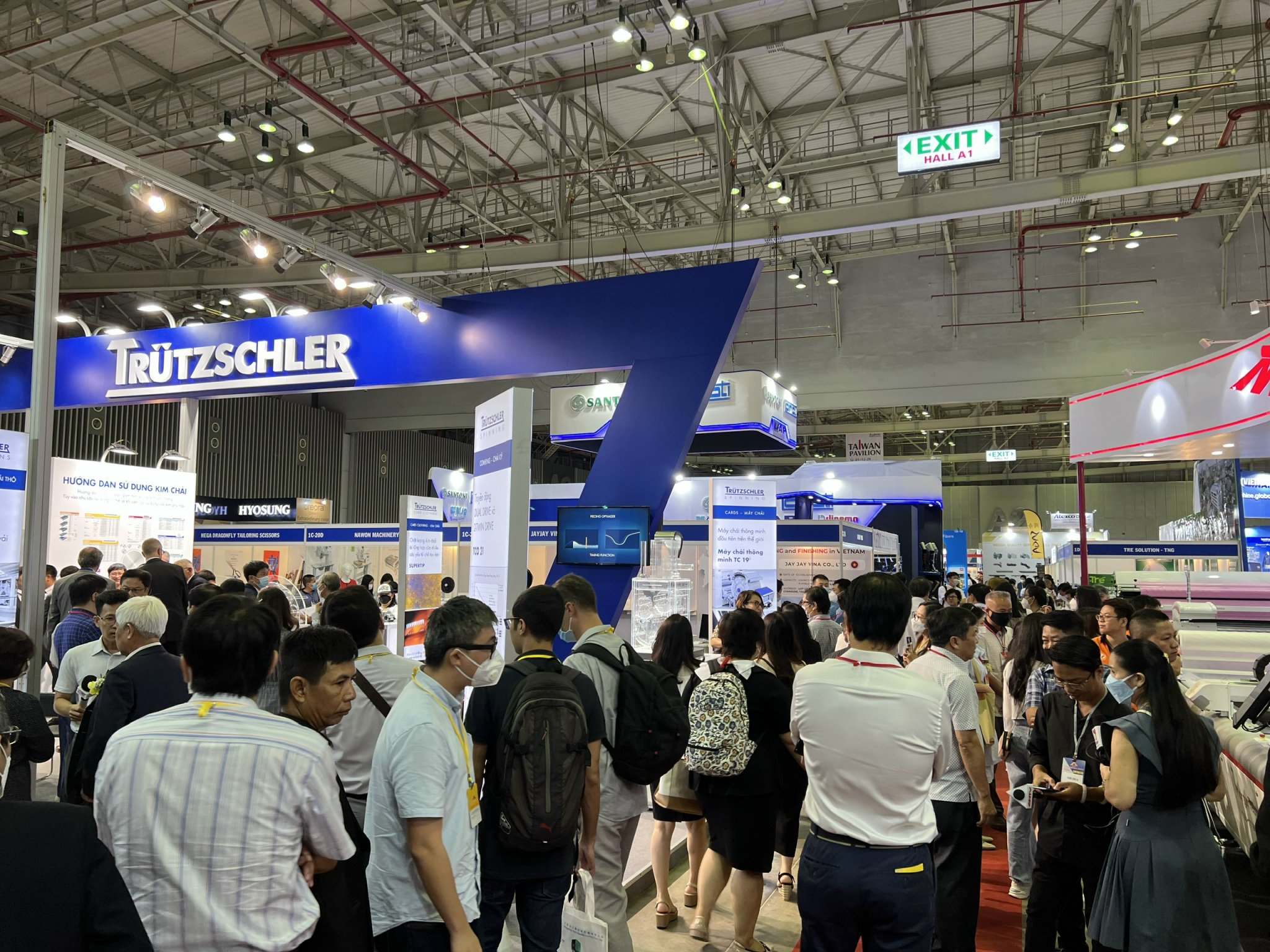 SaigonTex & SaigonFabric 2022 thu h&uacute;t h&agrave;ng ng&agrave;n lượt kh&aacute;ch tham quan trong ng&agrave;y khai mạc.