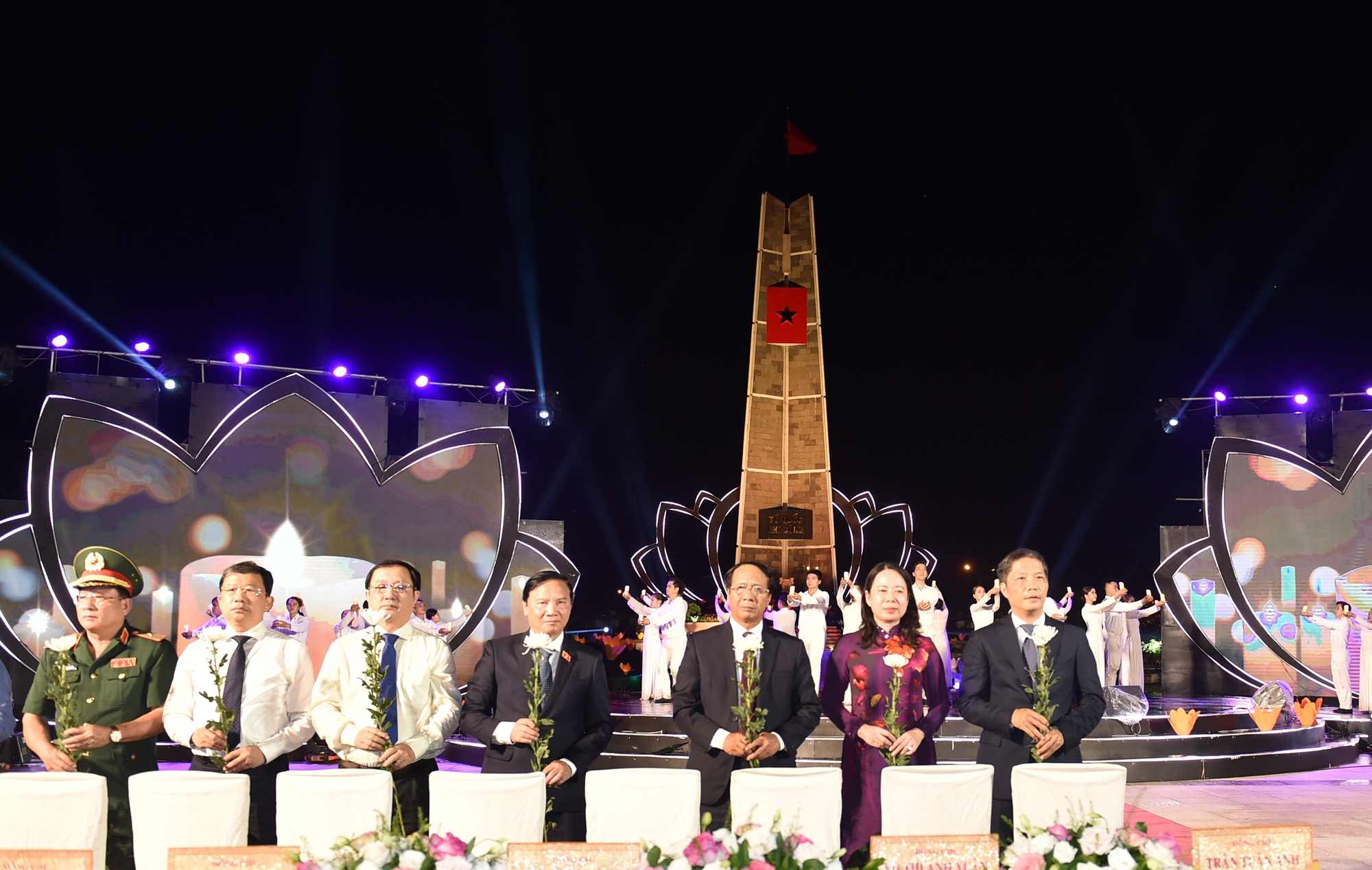 Đại biểu thực hiện nghi thức tưởng niệm các anh hùng liệt sĩ tại An Giang. Ảnh - VGP. 