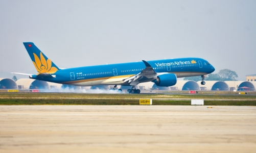 Máy bay Vietnam Airlines hạ cánh khẩn cấp tại sân bay Đà Nẵng do động cơ bốc khói
