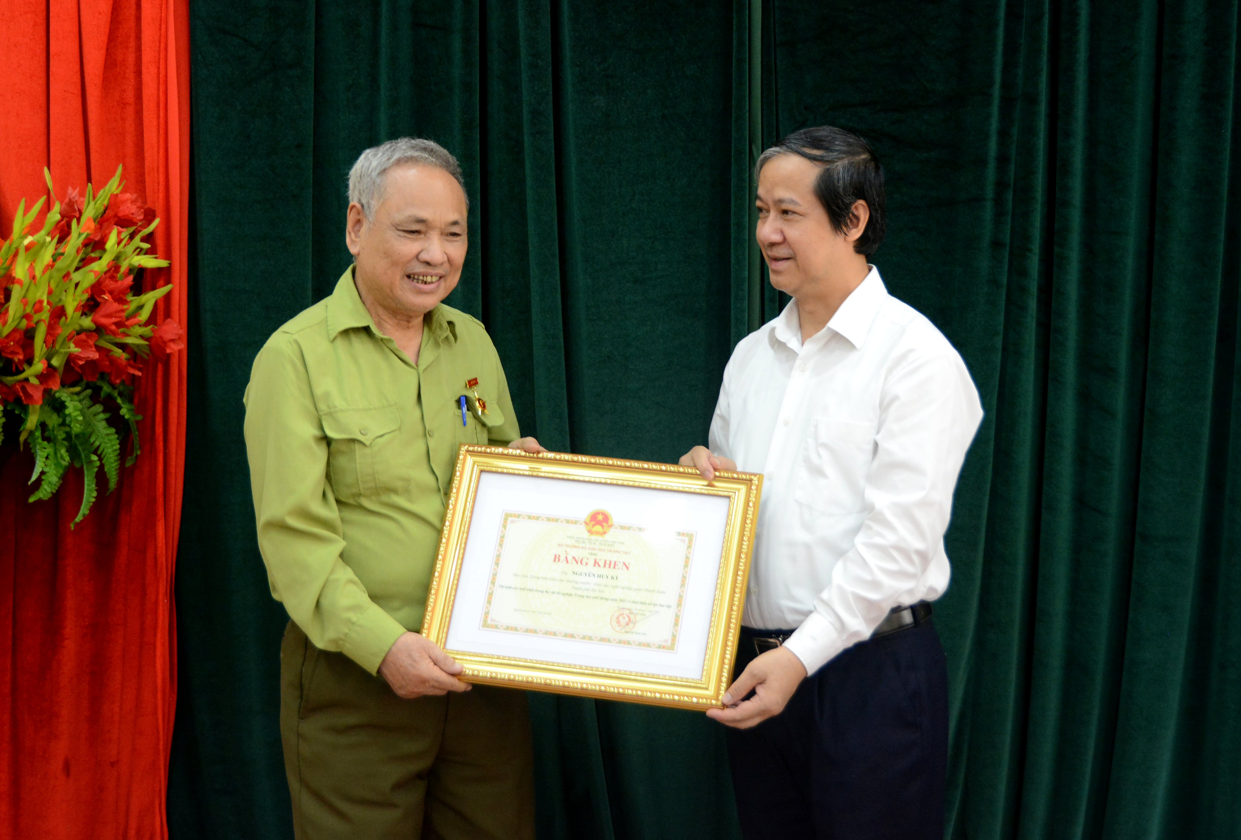 Bộ trưởng Nguyễn Kim Sơn tặng bằng khen cho ông Nguyễn Huy Kỳ.
