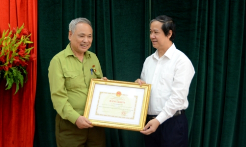 Bộ Giáo dục và Đào tạo tặng bằng khen cho thí sinh  82 tuổi là thương binh chống Mỹ
