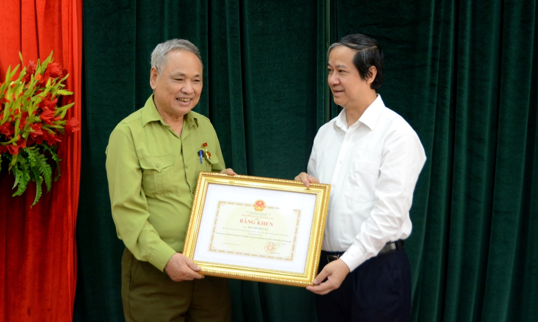 Bộ trưởng Nguyễn Kim Sơn tặng bằng khen cho ông Nguyễn Huy Kỳ.