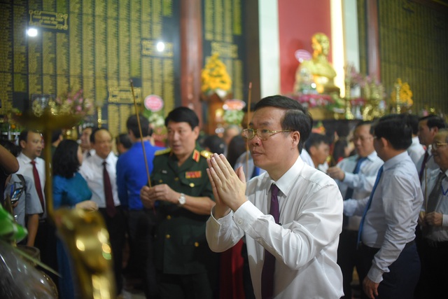 Ủy viên Bộ Chính trị, Thường trực Ban Bí thư Võ Văn Thưởng dâng hương tại Đền thờ tưởng niệm tại thị xã Hoài Nhơn, điểm cầu Bình ĐỊnh. Ảnh - VGP. 