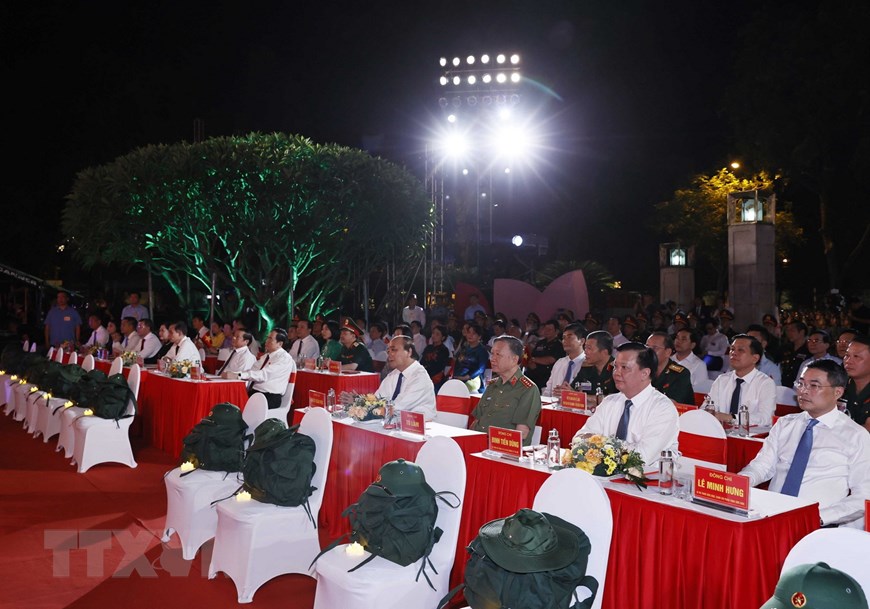 Chủ tịch nước Nguyễn Xuân Phúc cùng các đồng chí lãnh đạo Đảng, Nhà nước tại đầu cầu Hà Nội . Ảnh- TTXVN. 