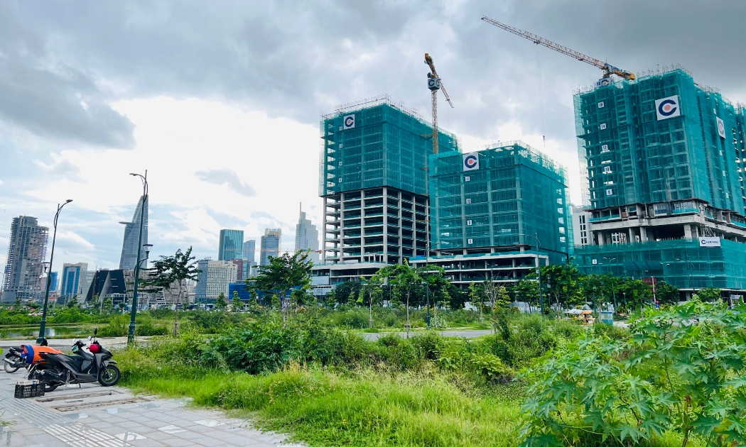 Giá đất tăng liên tục gây khó khăn cho người có thu nhập thấp thực sự cần nhà ở.