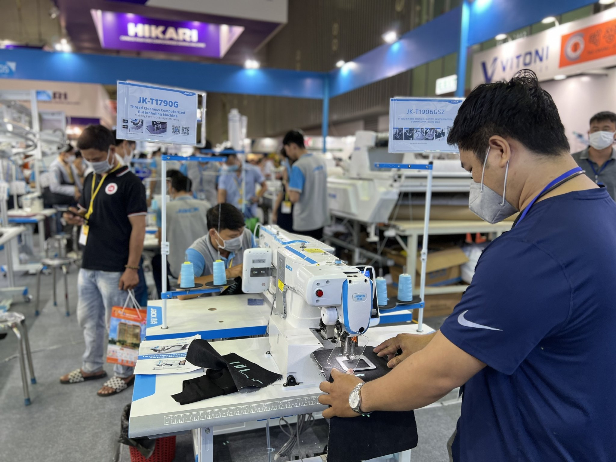 Nhiều sản phẩm, máy móc được trưng bày, giới thiệu tại triển lãm đều là những công nghệ mới, tiên tiến.