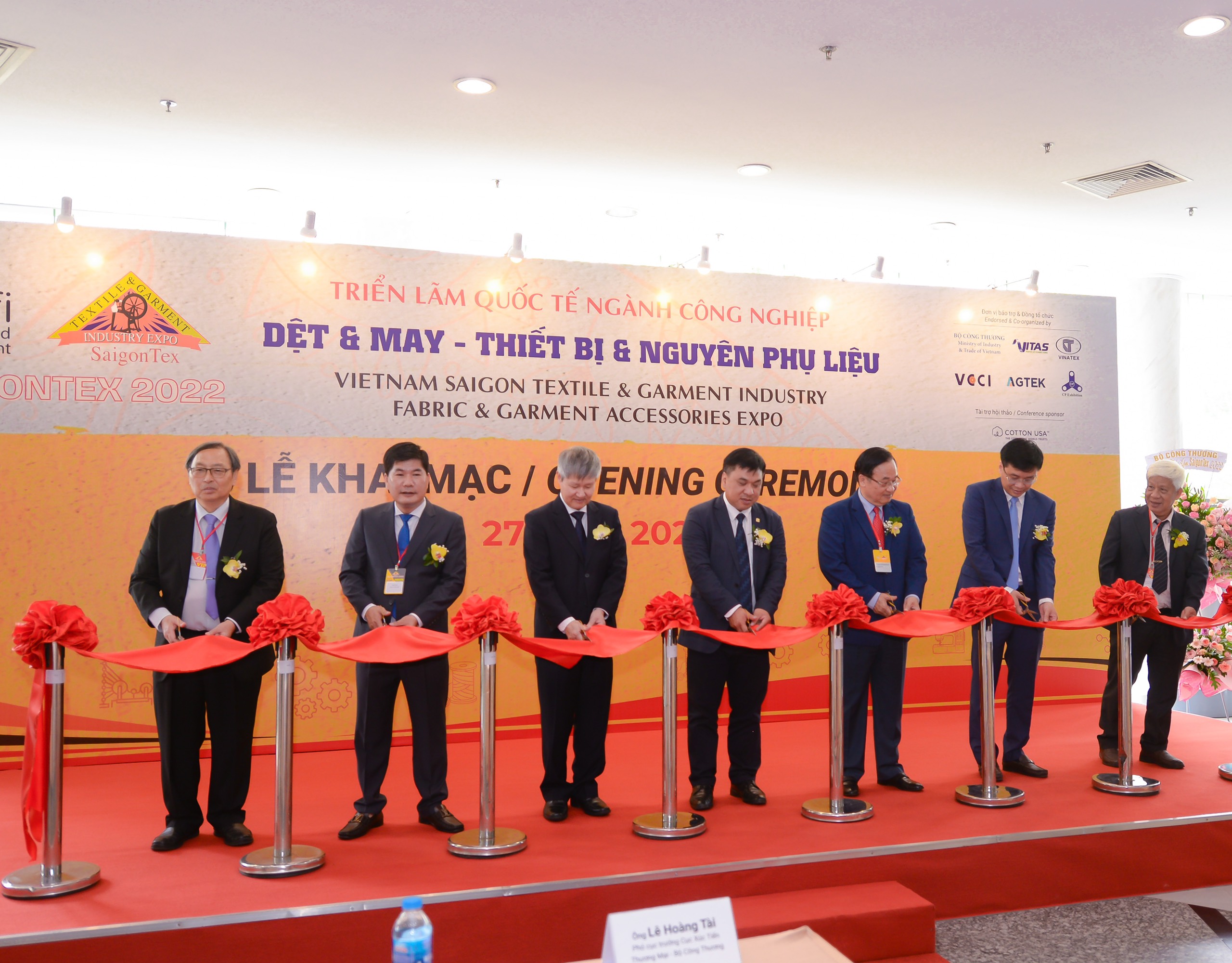 Cắt băng khai mạc SaigonTex & SaigonFabric 2022