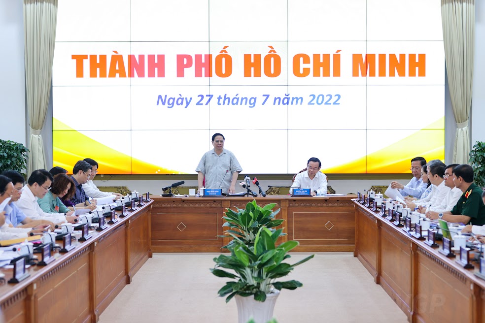 Li&ecirc;n quan tới đường v&agrave;nh đai 3 TP.HCM, Thủ tướng cho biết trong những ng&agrave;y tới, Ch&iacute;nh phủ sẽ ban h&agrave;nh ngay 2 nghị quyết để triển khai dự &aacute;n; đồng thời giao Bộ Giao th&ocirc;ng vận tải chủ tr&igrave;, nghi&ecirc;n cứu c&aacute;c thủ tục để triển khai dự &aacute;n đường v&agrave;nh đai 4 tr&ecirc;n tinh thần ph&acirc;n cấp, qua địa phương n&agrave;o th&igrave; tỉnh đ&oacute; phải l&agrave;m.