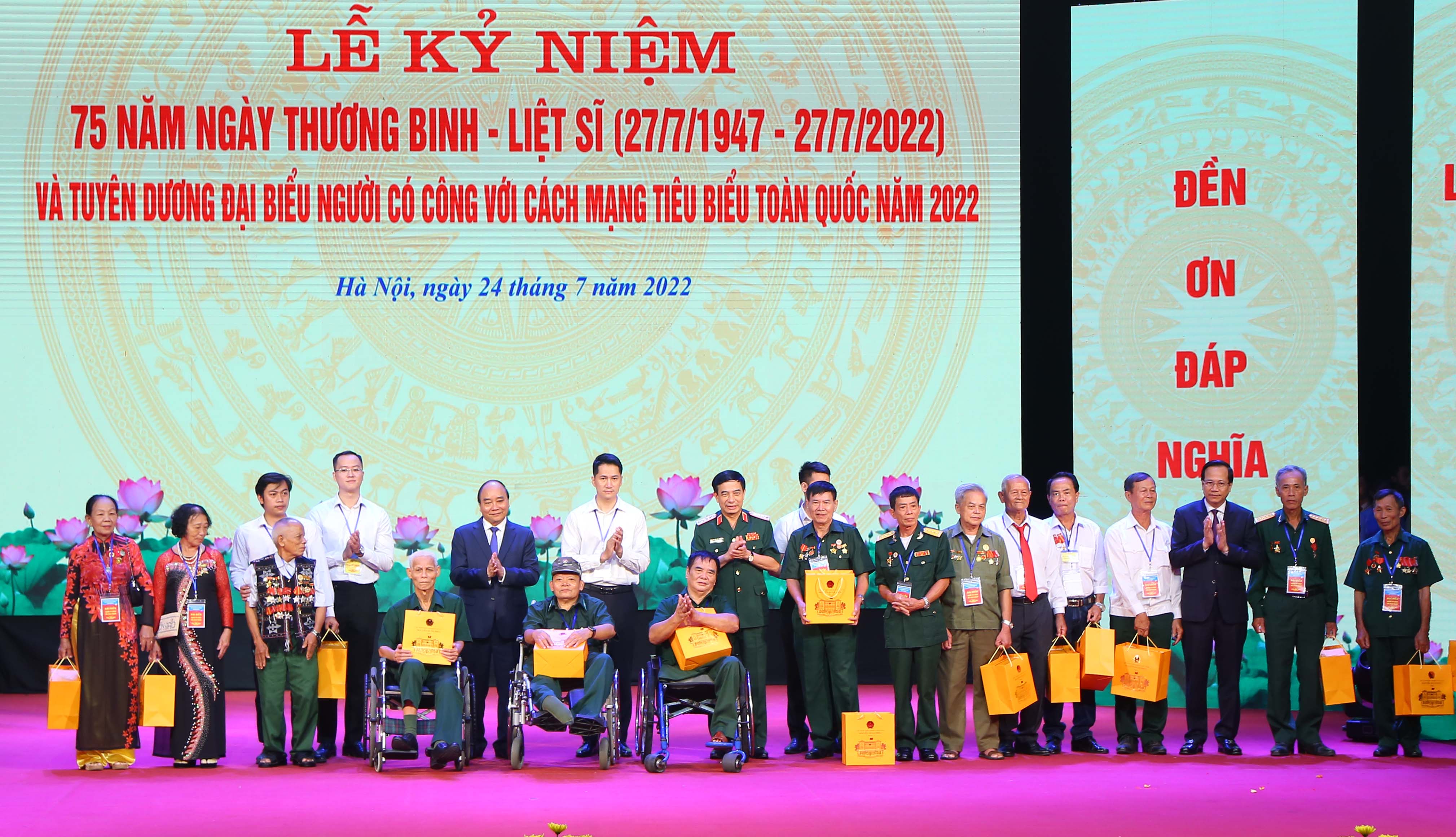 Lãnh đạo Đảng, Nhà nước tặng quà cho người có công nhân dịp kỷ niệm 75 năm Ngày Thương binh - Liệt sĩ 27/7. Ảnh - Tống Giáp. 