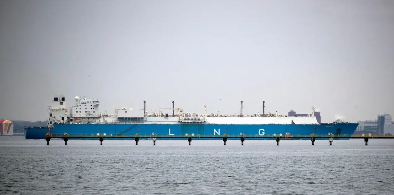 Một tàu chở LNG chuẩn bị cập cảng ở Boston, Massachusetts, Mỹ - Ảnh: Getty Images