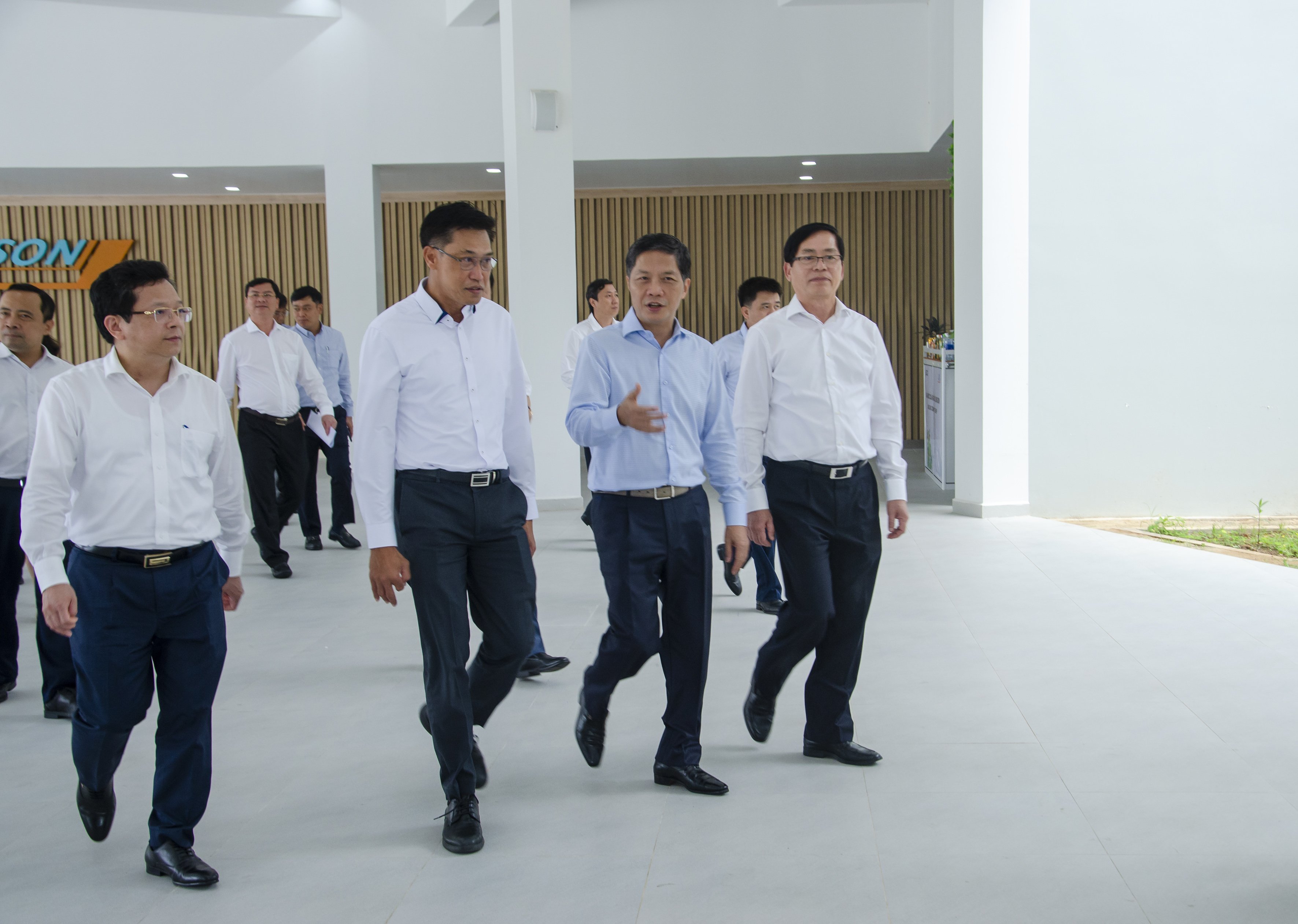 Đồng ch&iacute; Trần Tuấn Anh đ&atilde; c&oacute; chuyến khảo s&aacute;t tại một trong những cơ sở sản xuất lớn của tỉnh B&agrave; Rịa - Vũng T&agrave;u.