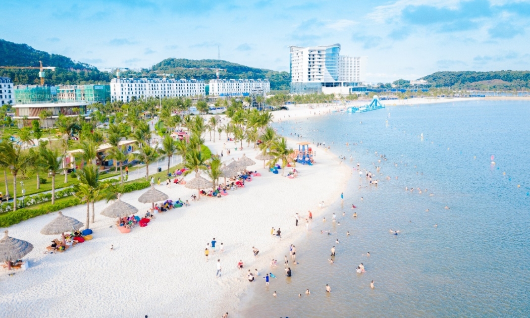 Bãi biển nhân tạo Dragon Beach đã khắc phục hoàn toàn vấn đề nước đục tại Đồ Sơn, thiết lập chuẩn nghỉ dưỡng mới tại miền Bắc.