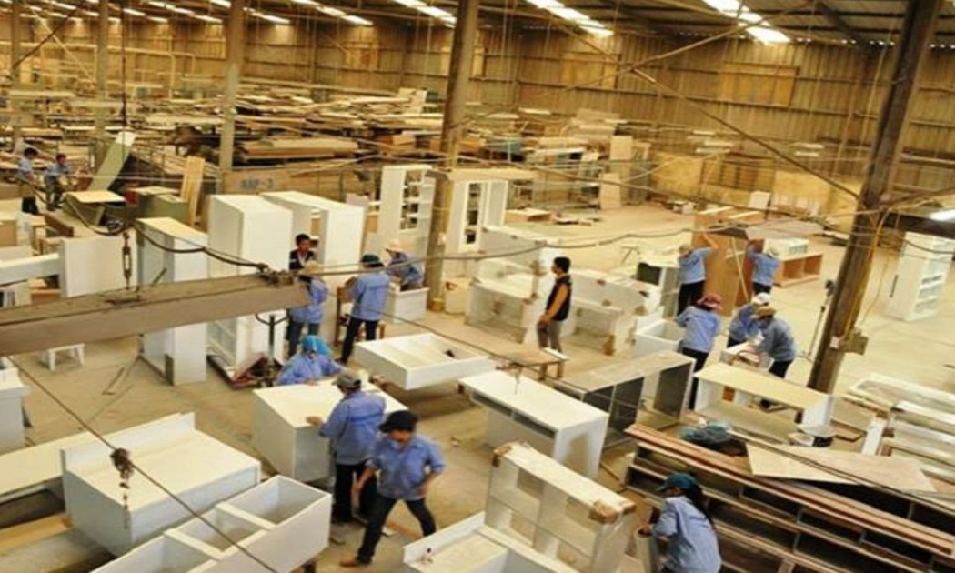 Doanh nghiệp sản xuất đồ gỗ đang gặp khó khăn.