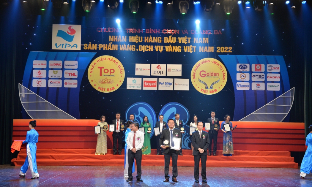 Đại diện Eximbank nhận giải thưởng từ Hội sở hữu trí tuệ Việt Nam.