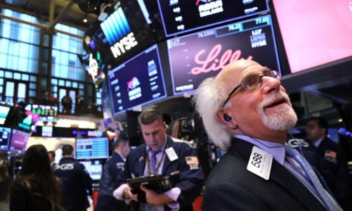 Nasdaq tăng mạnh nhất hơn 2 năm sau quyết định của Fed, giá dầu vượt 100 USD/thùng