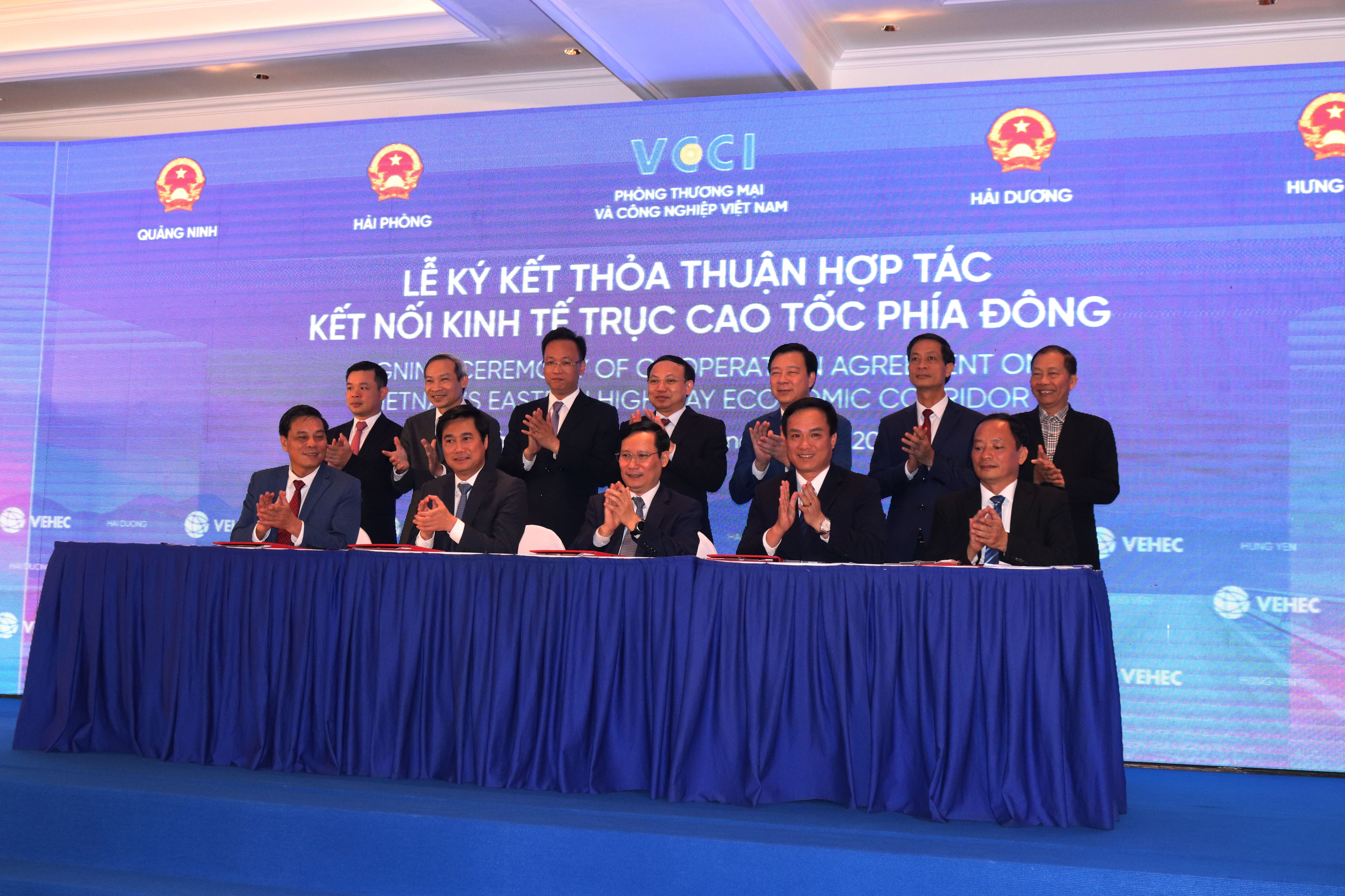 Lễ ký kết Thoả thuận kết nối kinh tế trục cao tốc phía Đông.