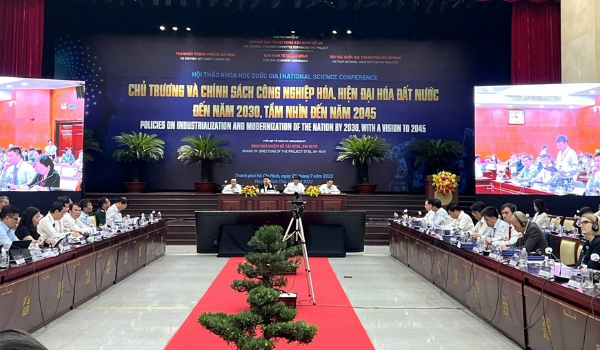 Hội thảo "Chủ trương và chính sách công nghiệp hóa, hiện đại hóa đất nước đến năm 2030, tầm nhìn đến năm 2045" sáng 28/7 tại TP.HCM.